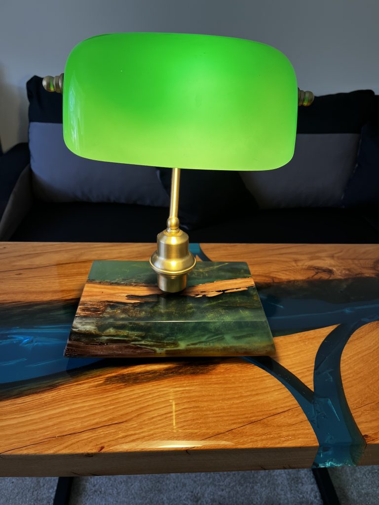 zielona świecąca lampa z żywicy stojąca na stole